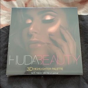 Huda Beauty 3D Highlighter Palette in Golden Sands